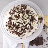 tarta-de-chocolate-blanco-y-negro-vista-cenital