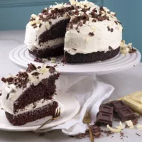 tarta-de-chocolate-blanco-y-negro-porcion