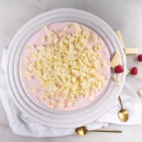 tarta-de-chocolate-blanco-y-frambuesa-vista-cenital