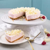 tarta-de-chocolate-blanco-y-frambuesa-porcion
