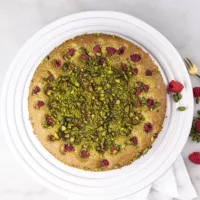 tarta-humeda-de-frambuesa-y-pistacho-vista-cenital