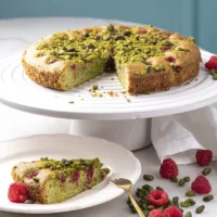 tarta-humeda-de-frambuesa-y-pistacho-porcion