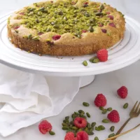 tarta-humeda-de-frambuesa-y-pistacho